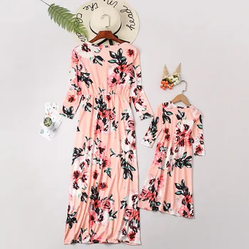 Ģimenes Atbilstošas Drēbes 2021. Gada Pavasarī Mamma un Meita Kleitas ar garām Piedurknēm O kakla Beachwear Ģimenes Saskaņojot Tērpiem Vestido Drēbes