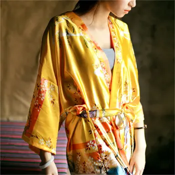 Ir 2021. Peldmētelis Sievietēm Satīna Līgavas Tērpu Vintage Kimono Iespiests Ziedu Mantija, Mājas Halāti Dzeltena Kāzu Tērpu #P144