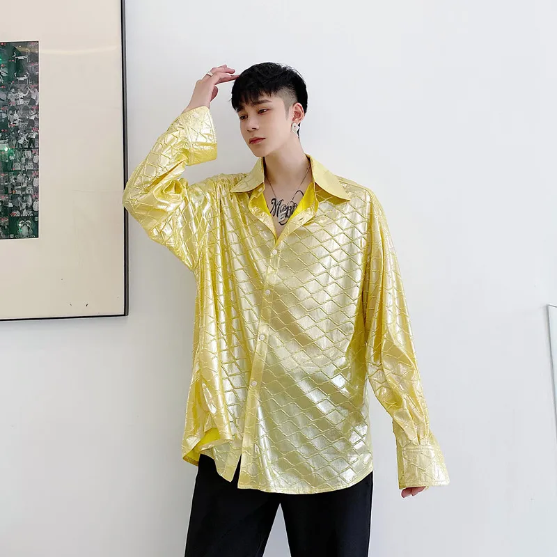 Vīrietis Naktsklubā Skatuves Modes Skatē Kleita Krekli Vīriešu Zelta Spīdīgas Zivju Mēroga Modelis Ar Garām Piedurknēm Gadījuma Brīvs Krekls