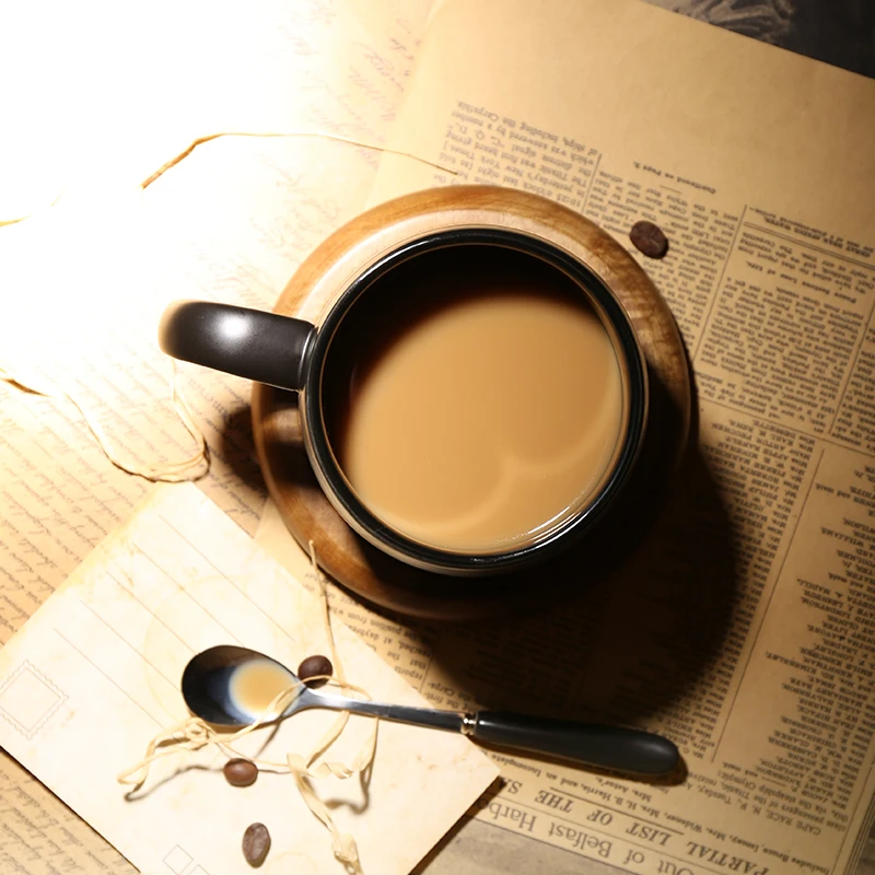 Eiropas kafejnīca matēta matēts krūze ar karoti melnās kafijas krūze ar perforētu radošo vienkārši keramikas ūdens krūze Piena kauss