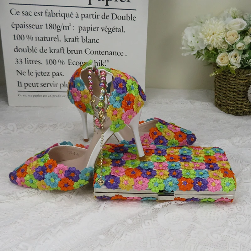 Modes daudzkrāsainu Ziedu Kāzu Kurpes Ar Atbilstošas Somas, Augsti Papēži Norādīja Toe Potītes Siksniņu, Dāmas Puses kurpes un soma, komplekts