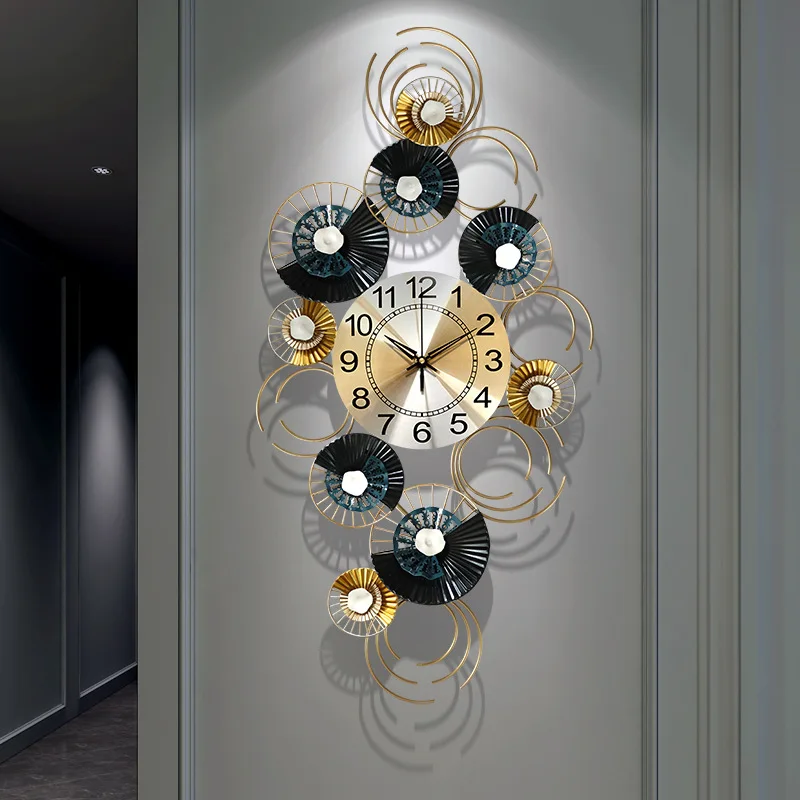 Mūsdienu gaismas luksusa metāla sienas pulkstenis dzīvojamā istabā klusums modes dekoratīvs pulkstenis personalizētu un radošo dzelzs sienas pulkstenis