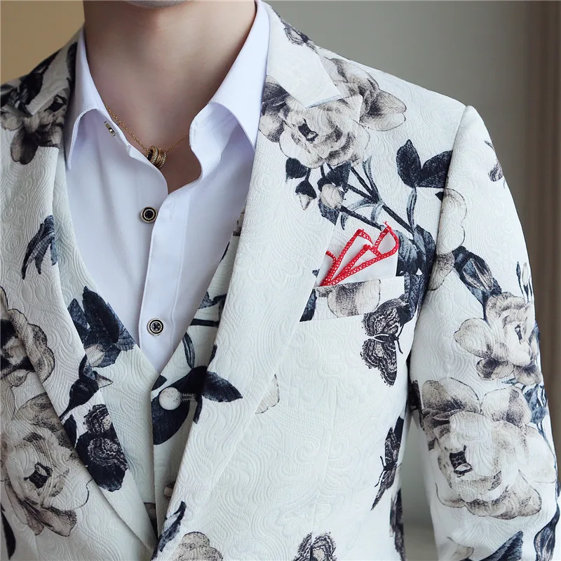 Kāzu Balli Ziedu Kostīmi Vīriešu Modes Mens 3 Gabals Slim Līgavainis Uzvalku Melnā un Baltā krāsā Iespiests Smokings Vīriešu Žakete+Veste+Bikses