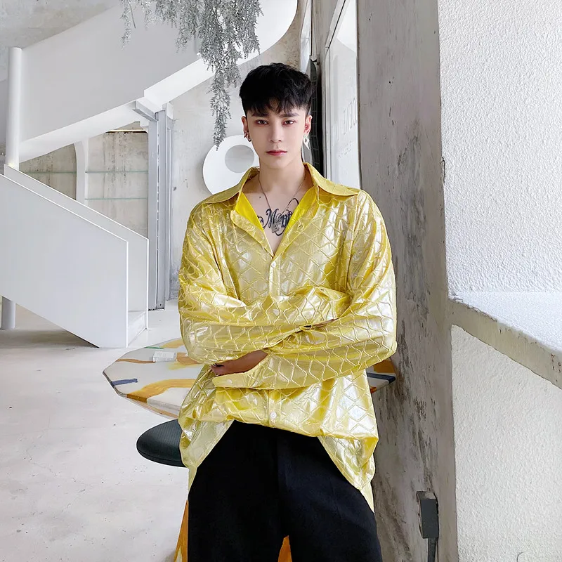 Vīrietis Naktsklubā Skatuves Modes Skatē Kleita Krekli Vīriešu Zelta Spīdīgas Zivju Mēroga Modelis Ar Garām Piedurknēm Gadījuma Brīvs Krekls